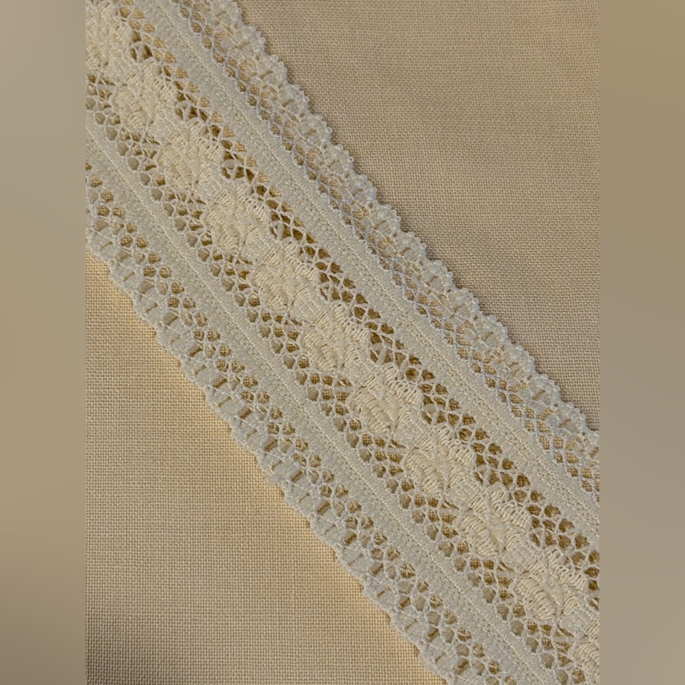 Vintage, 72” Round Ivory Tablecloth with Lace Trim. Great Condition. MBRN